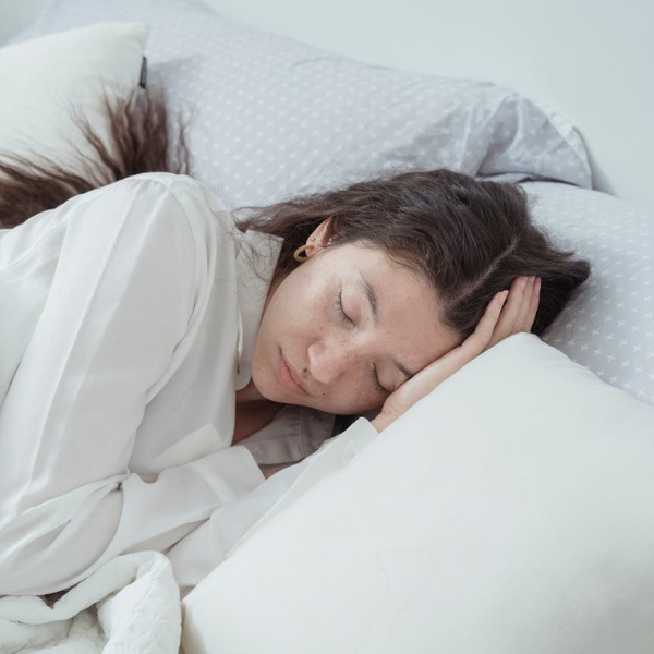 Spanie na boku a ból biodra - jak zadbać o wygodny i zdrowy sen?