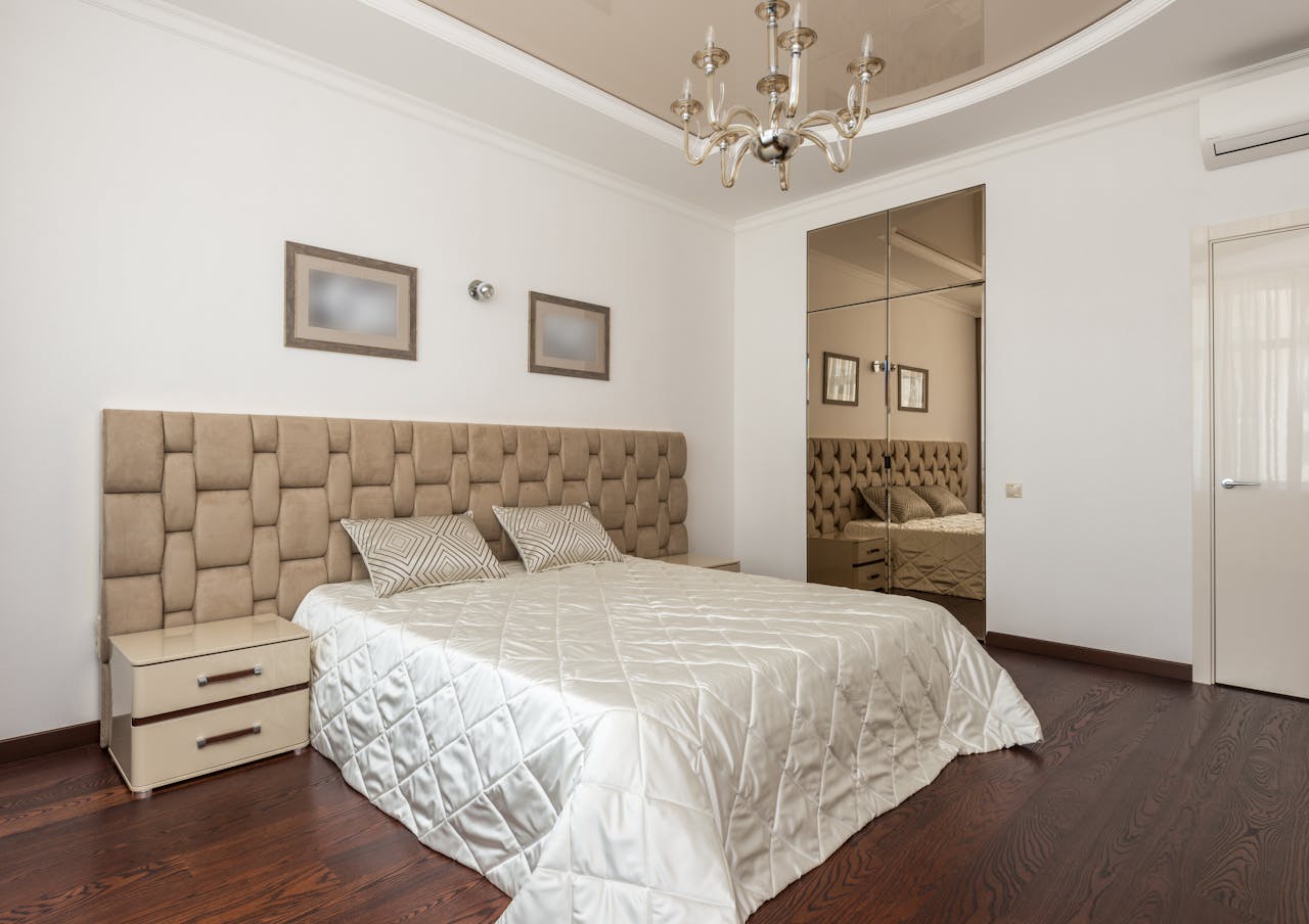 Sypialnia w stylu glamour – Jak stworzyć luksusową przestrzeń wypoczynku?